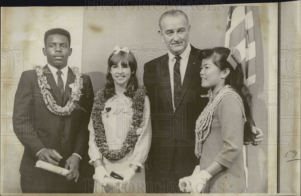 1967 Press Photo President Johnson With Medal Winners - Historic Images