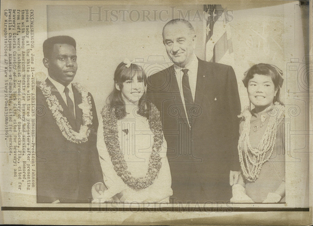 1967 Press Photo Pres Johnson w/ Young American Medals for bravery &amp; Service awardees - Historic Images