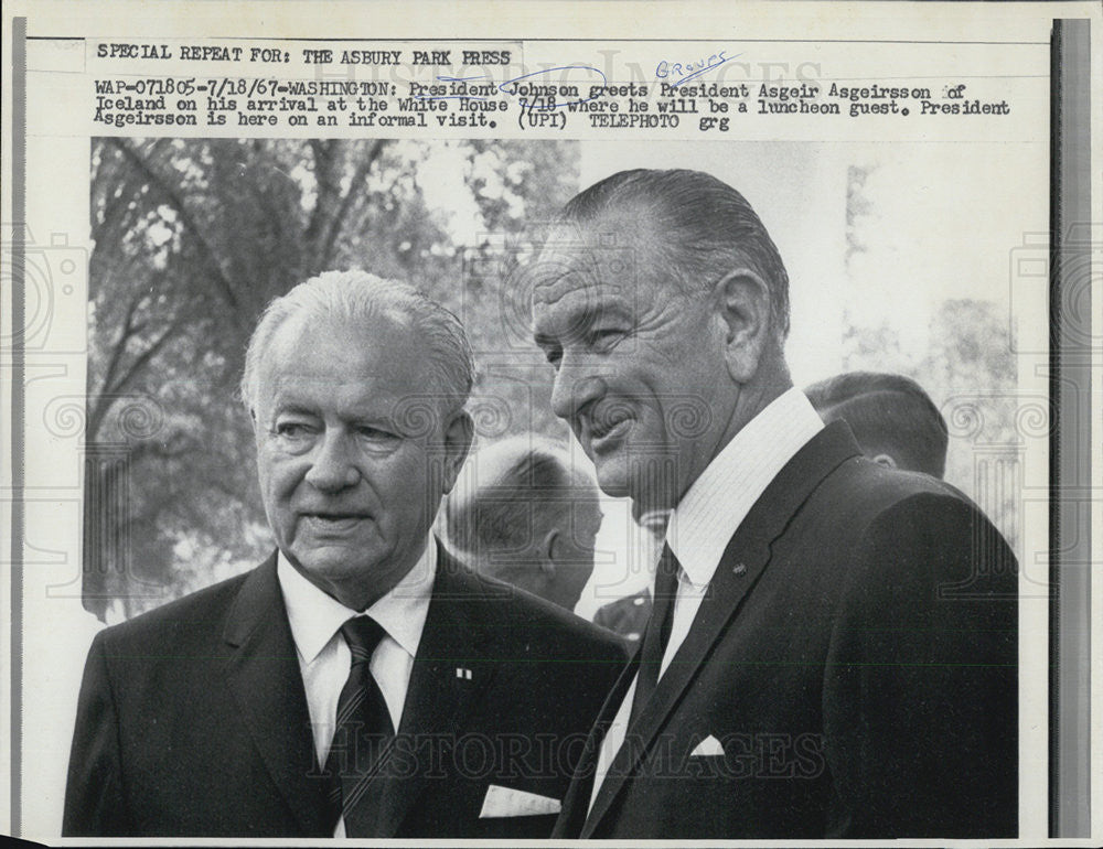 1967 Press Photo Pres Johnson greets Pres Asgeir Asgeirsson of Iceland at the White House - Historic Images