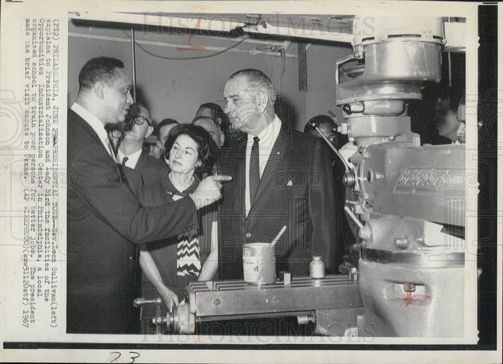 1967 Press Photo Rev Leon Sullivan explains to Pres &amp; Mrs Johnson facilities - Historic Images