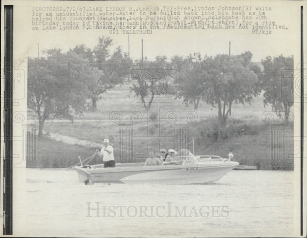 1967 Press Photo Pres Johnson on a boat w/ daughter &amp; her husband during her 20th birthday - Historic Images