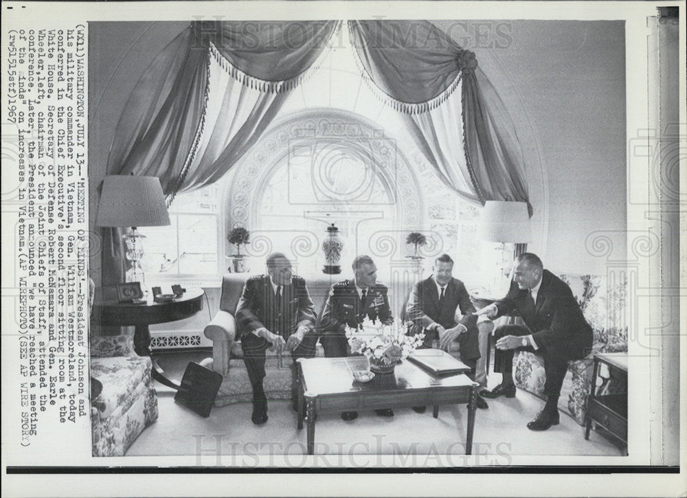 1967 Press Photo  Rev Leon Sullivan w/ Pres Johnson conferring w/ Military commander in Vietnam - Historic Images