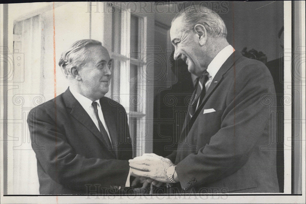 1968 Press Photo Pres Johnson shake hands w/ Harold Wilson at the White House - Historic Images