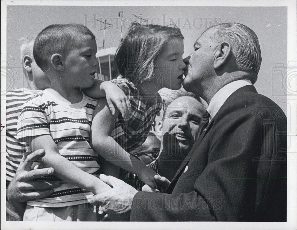 1966 Press Photo Pres Johnson receives kiss from 6yr old Jane Siddakk - Historic Images