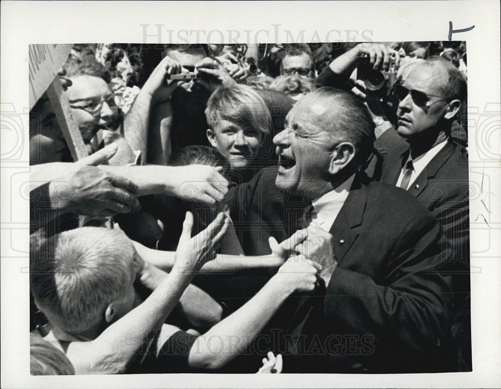 1966 Press Photo  Pres Johnson shake hands w/ crowd at Manchester, N.H. - Historic Images