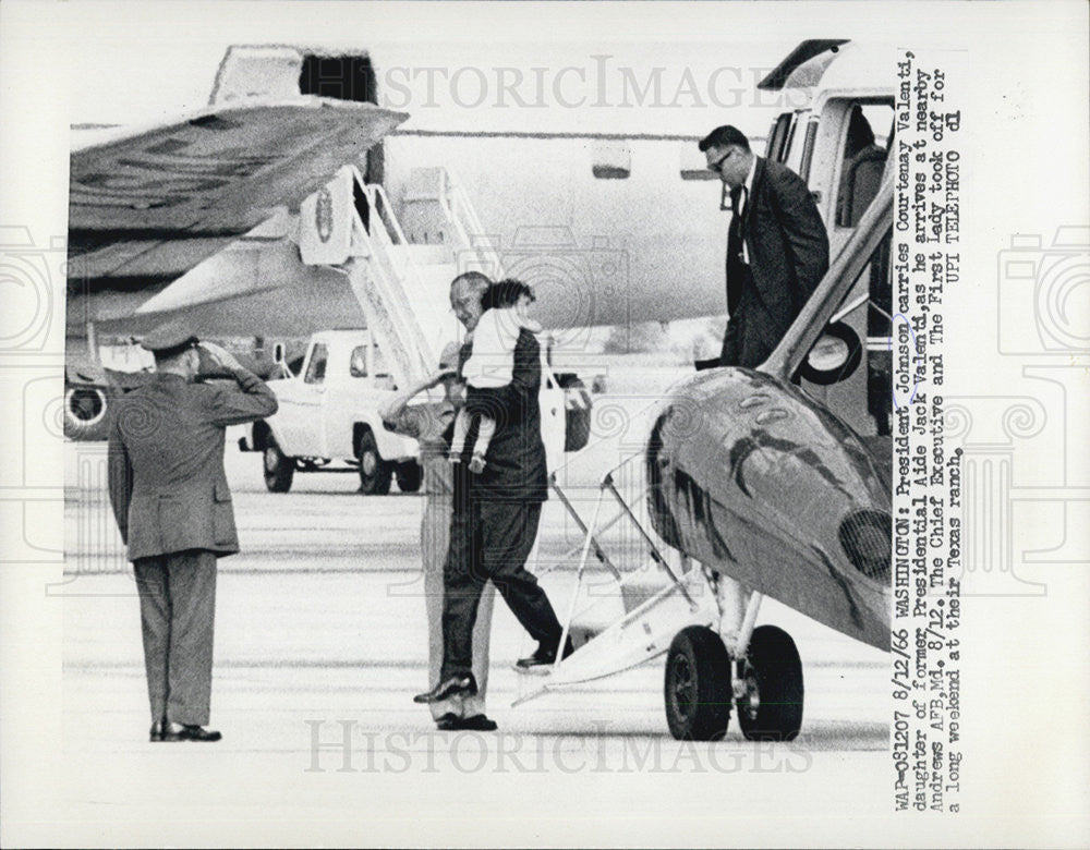 1966 Press Photo  Pres Johnson carrying Courtenay Valenti daughter of former Pres aide Jack Valenti - Historic Images