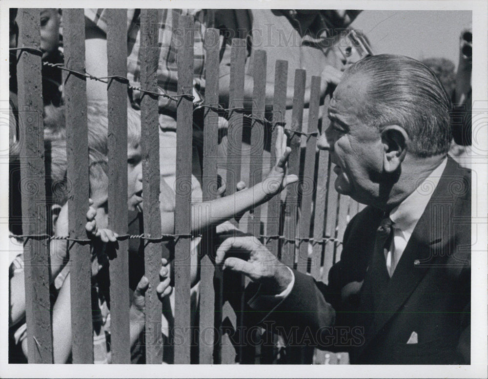 1966 Press Photo  Pres Johnson meeting w/ children who greeted him upon arriving - Historic Images