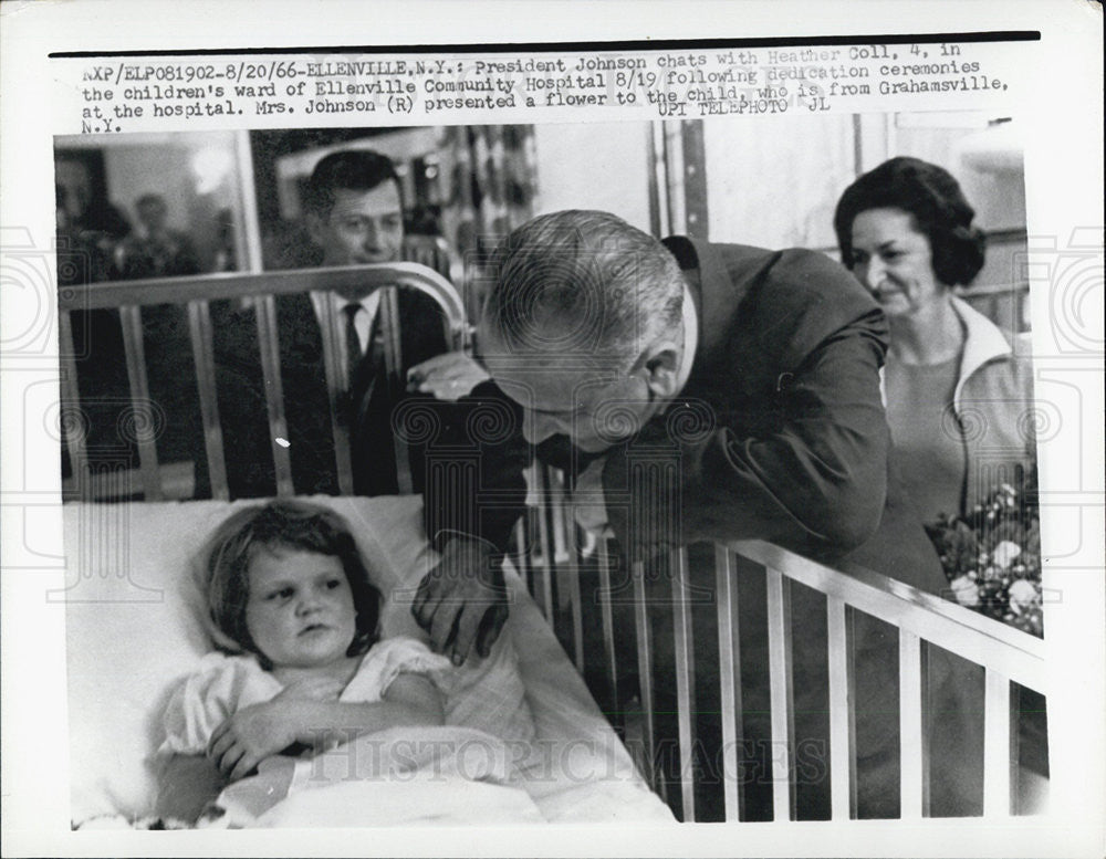 1966 Press Photo  Pres Johnson chats w/ 4yr old Heather Coll at the children&#39;s ward - Historic Images