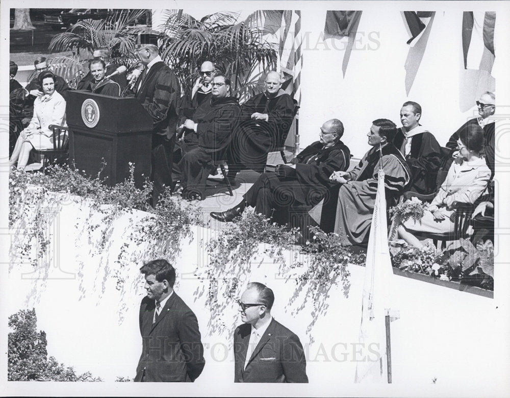 1966 Press Photo Pres Johnson speaking at a commencement exercise - Historic Images