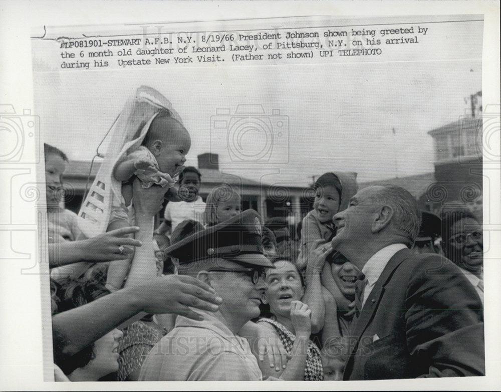 1966 Press Photo Pres Johnson greeted by 6mo old daughter of Leonard Lacey - Historic Images