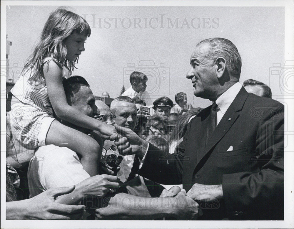 1966 Press Photo Pres Johnson welcomed by huge crowd upon his arrival - Historic Images