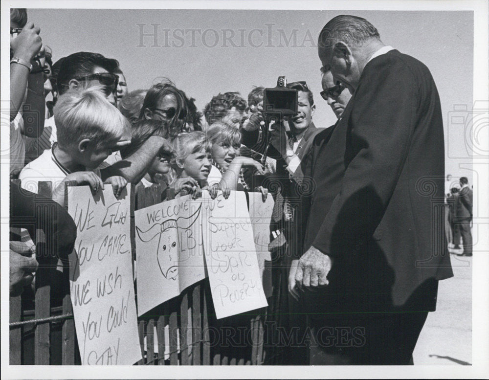 1966 Press Photo Pres Johnson welcomed by huge crowd upon his arrival - Historic Images