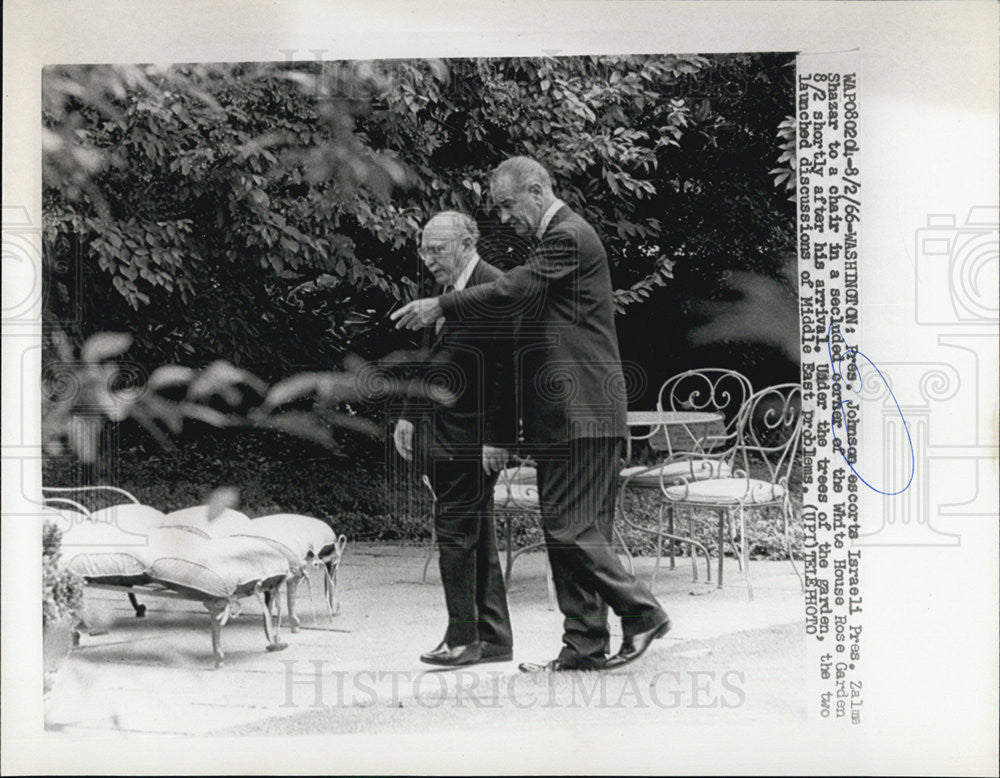 1966 Press Photo Pres Johnson escorts Israeli Pres Zalma Shazar at the Rose Garden - Historic Images