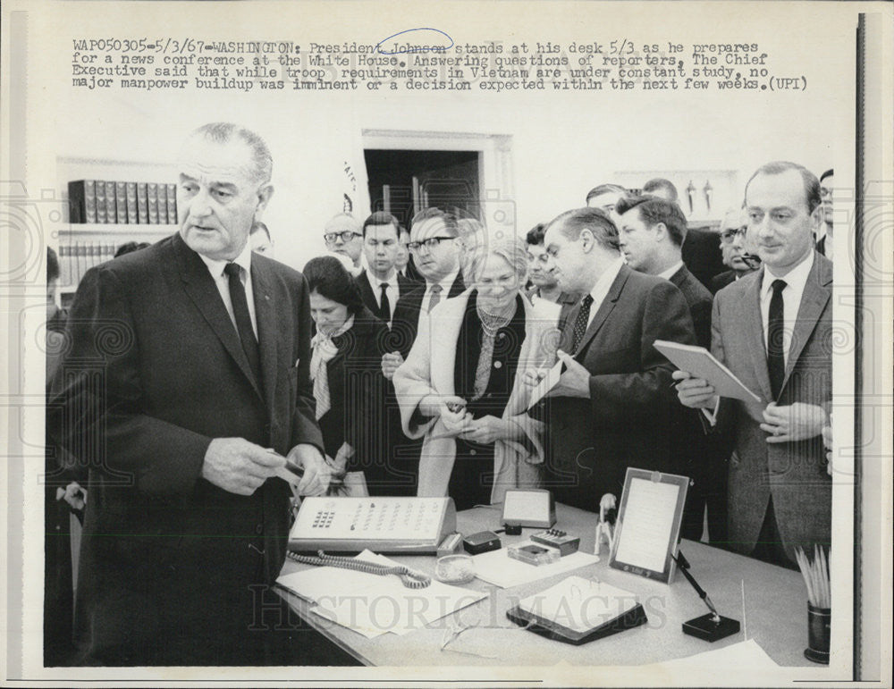 1967 Press Photo Pres Johnson at press conference at the Oval Office - Historic Images