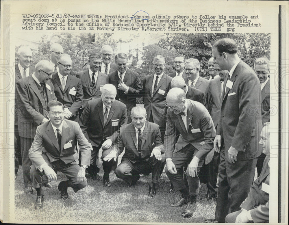 1967 Press Photo Pres Johnson w/ Sargent Shriver &amp; members of the Business - Historic Images