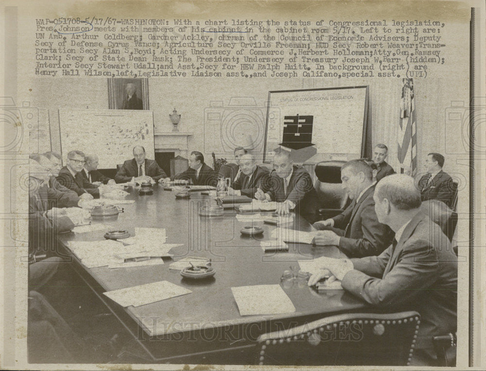 1967 Press Photo Pres Johnson w/ his cabinet at the Cabinet rm at the White House - Historic Images