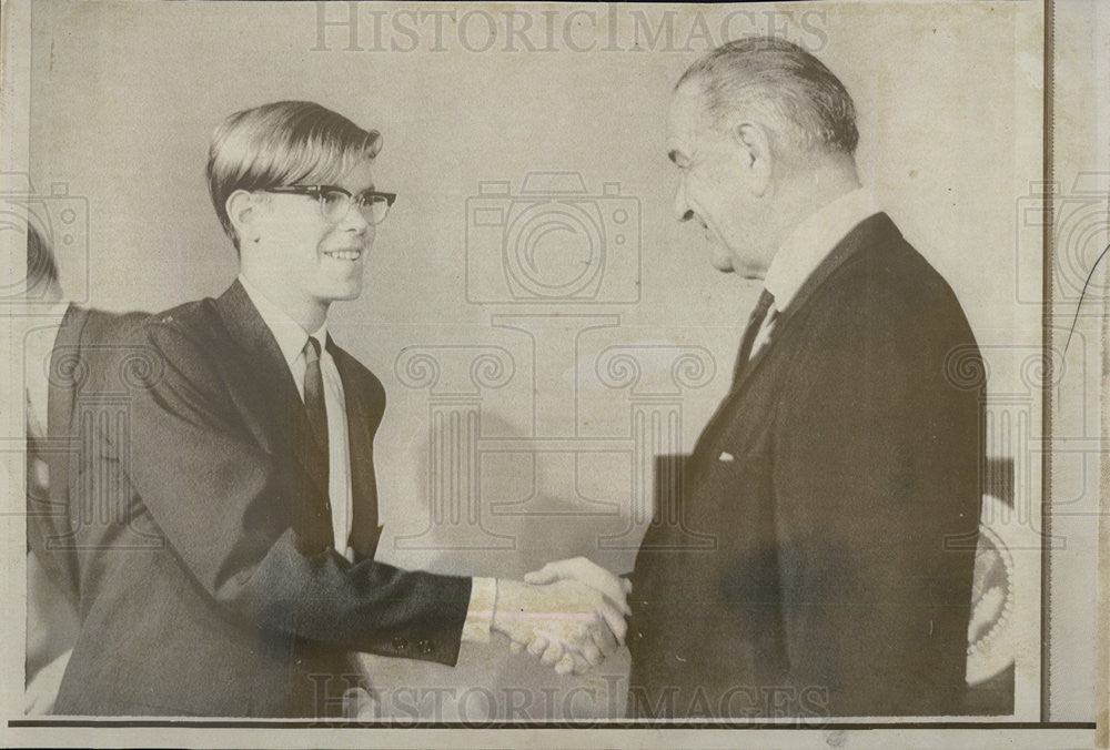 1967 Press Photo  Pres Johnson shakes hands w/ Alan Kingsley - Historic Images