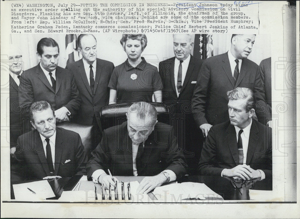 1967 Press Photo Pres Johnson signing executive order giving authority - Historic Images