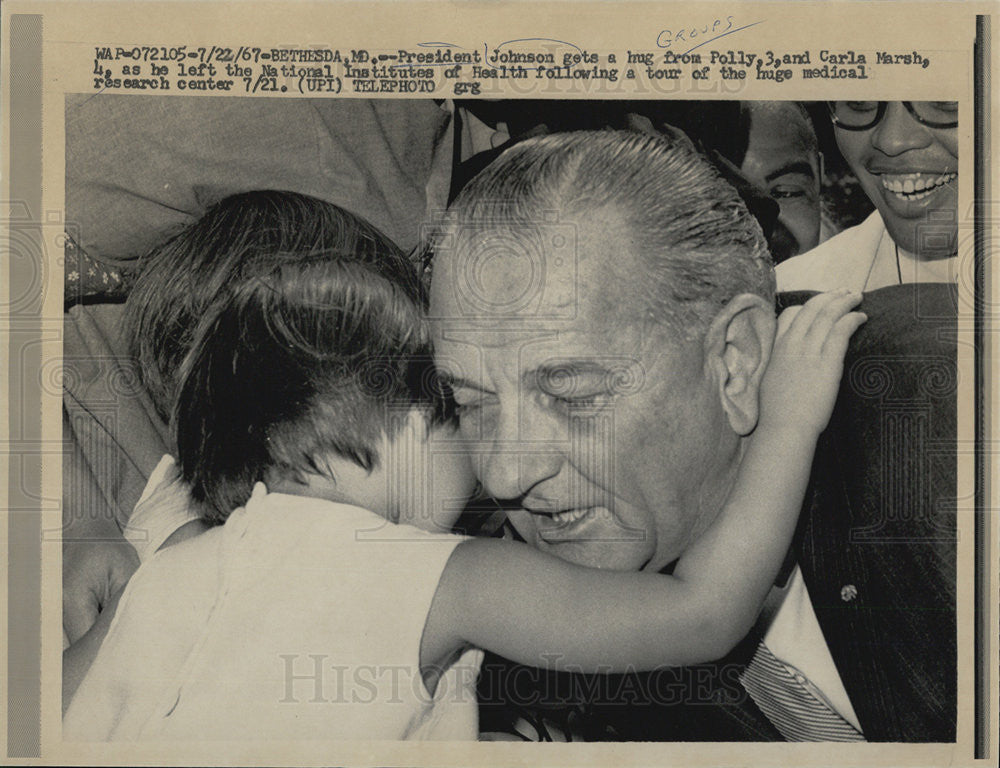 1967 Press Photo Pres Johnson receives hugs from 4yr old Carla &amp; 3 yr old Polly - Historic Images