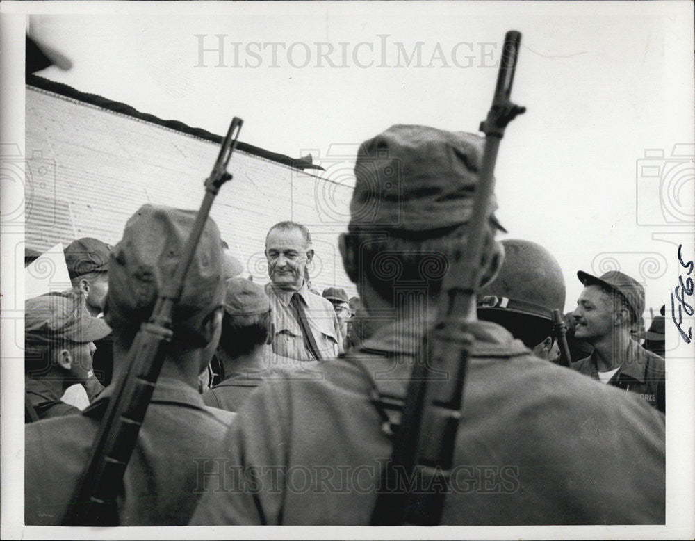 1967 Press Photo Pres Johnson speaks w/ US troops in Vietnam war - Historic Images