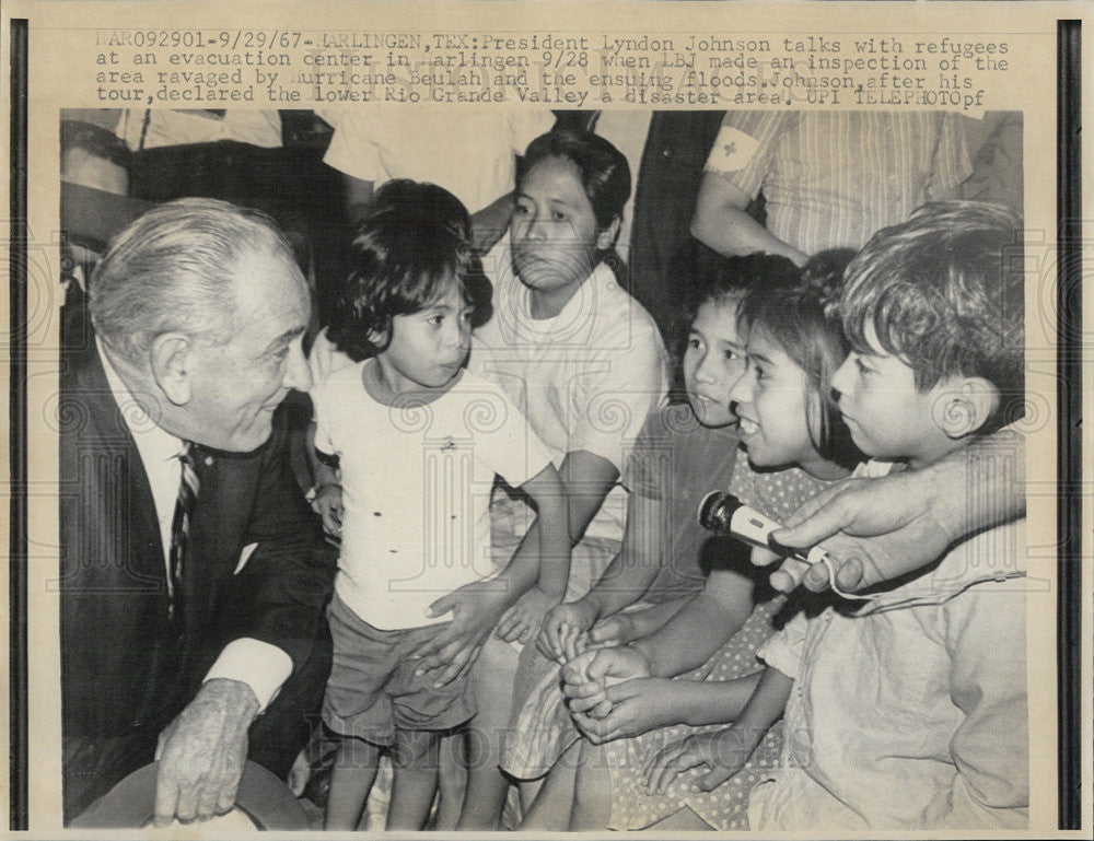 1967 Press Photo  Pres Johnson speaks w/ refugees at evacuation center in Harlingen - Historic Images