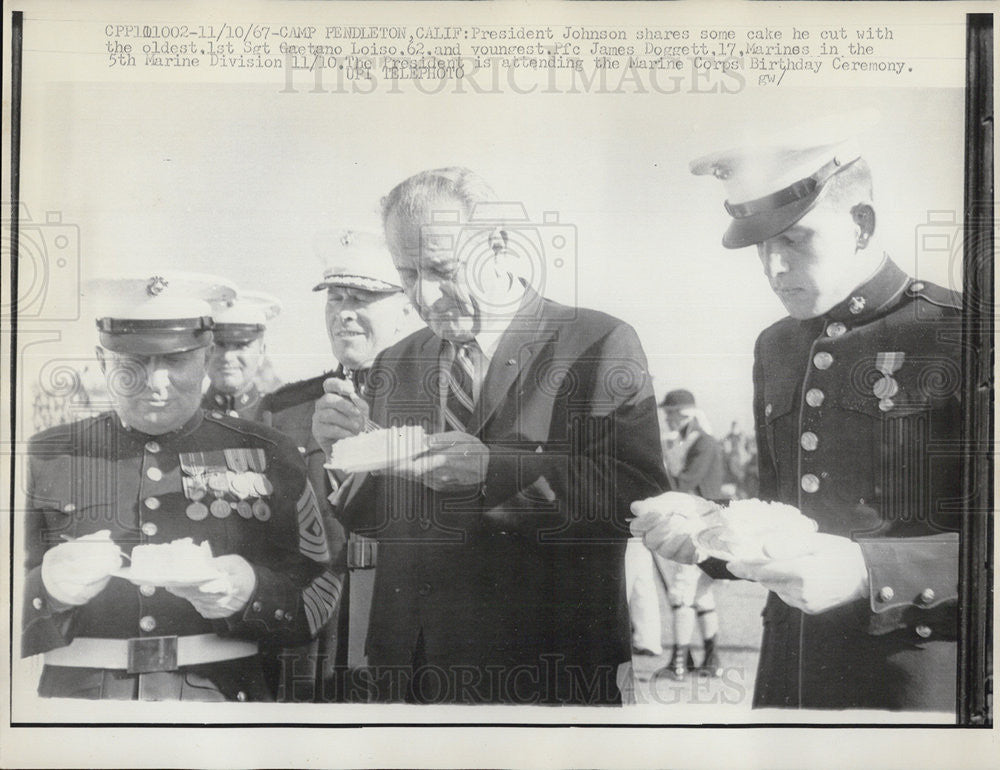 1967 Press Photo President Johnson, 1st Sgt. Gaetano Louiso, Pfc. James Doggett - Historic Images