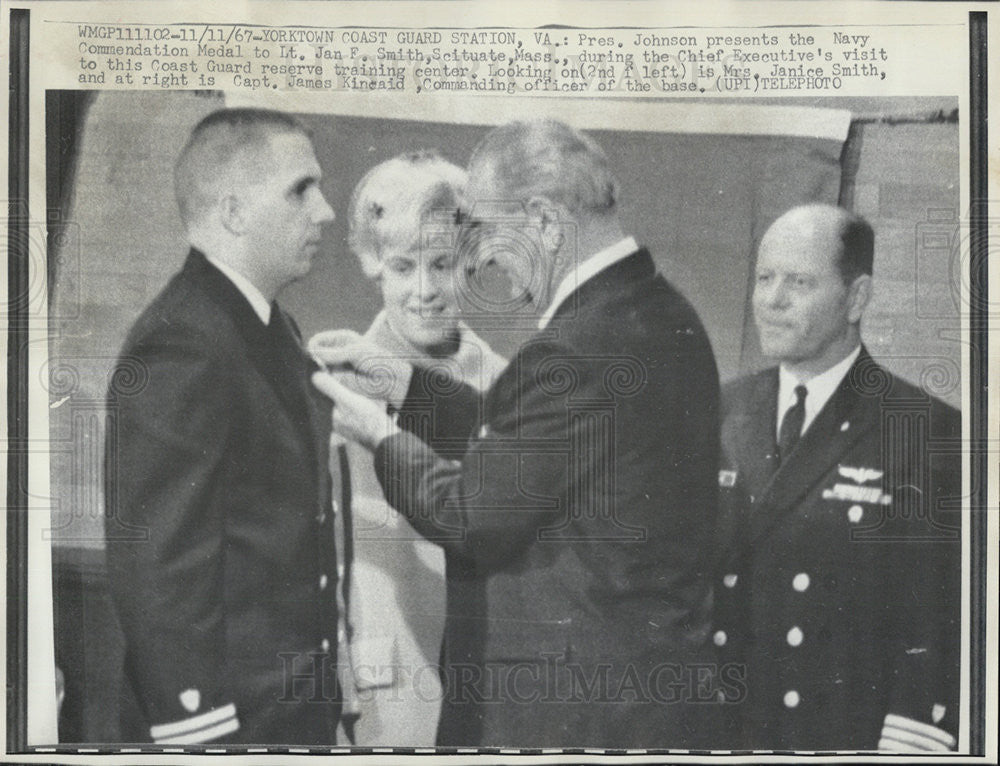 1967 Press Photo President Johnson Presents Medal Lt. Jan F. Smith Coast Guard - Historic Images