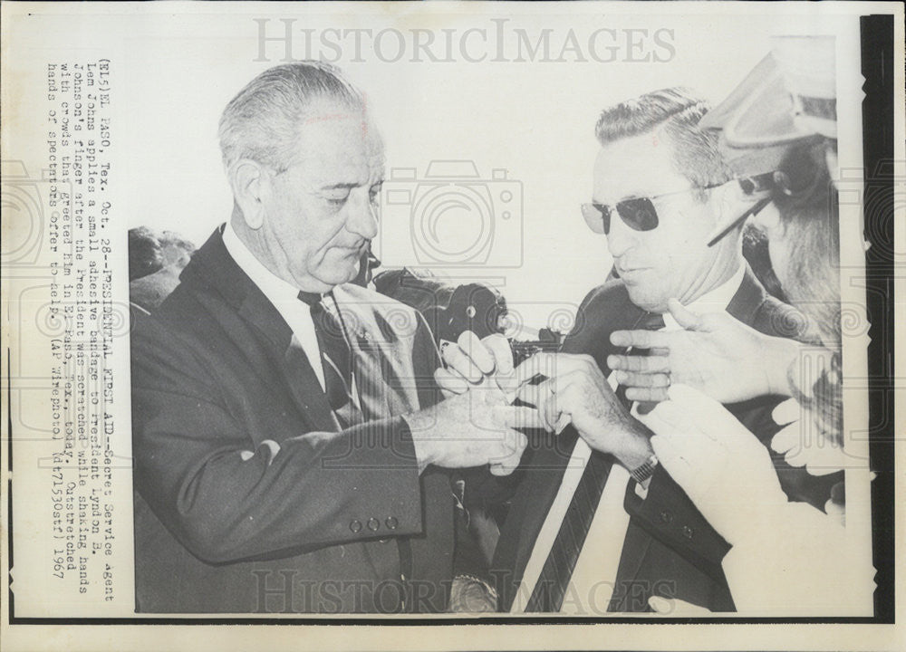 1967 Press Photo President Johnson &amp; Presidential First Aid Agent Lem Johns - Historic Images