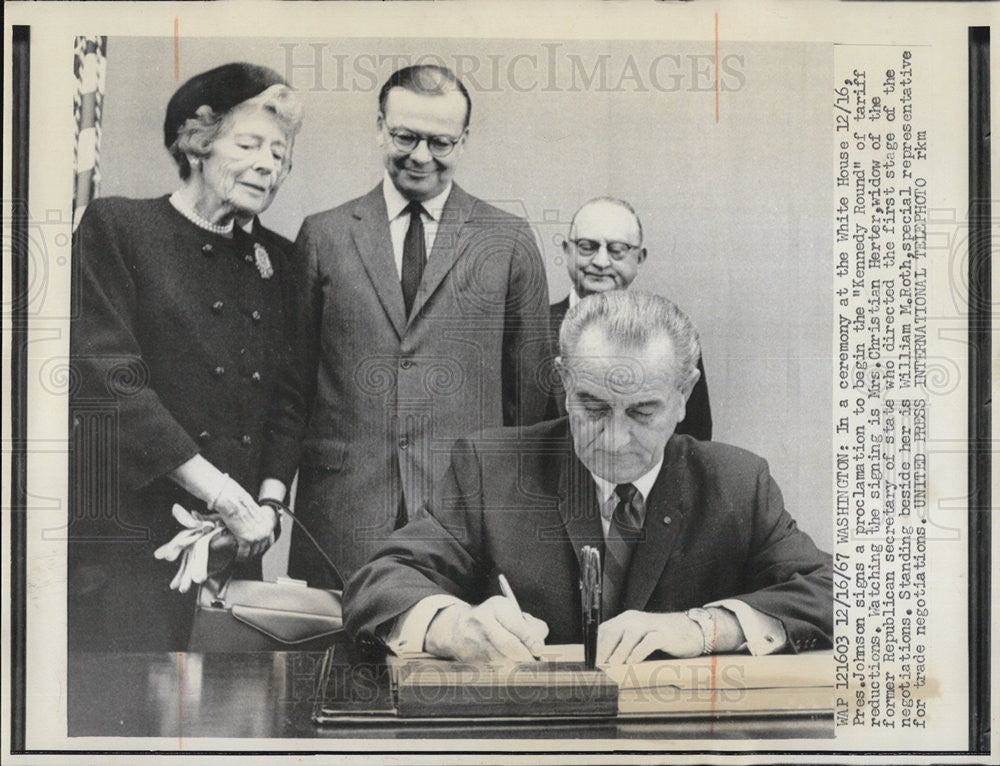 1967 Press Photo President Johnson Signs Proclamation At White House Ceremony - Historic Images