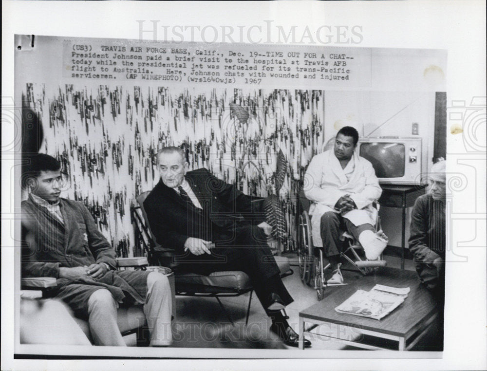 1967 Press Photo President Johnson Visits Travis Air Force Base California - Historic Images