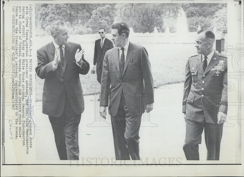 1967 Press Photo President Johnson Chats with President Adviser Cyrus Vance - Historic Images