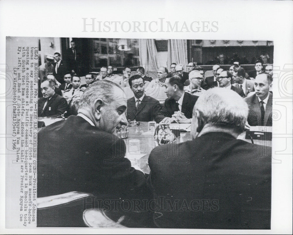 1966 Press Photo President Speaks to Secretary of State Dean Rusk in Honolulu - Historic Images