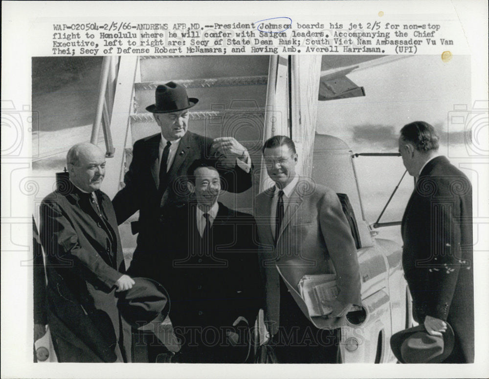 1966 Press Photo President Johnson Boards Jet to Honolulu - Historic Images