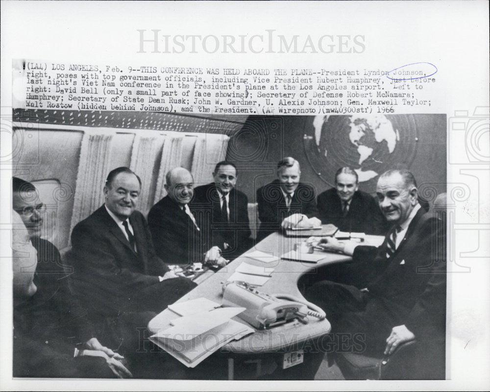 1966 Press Photo President Johnson At Conference Aboard Plane - Historic Images