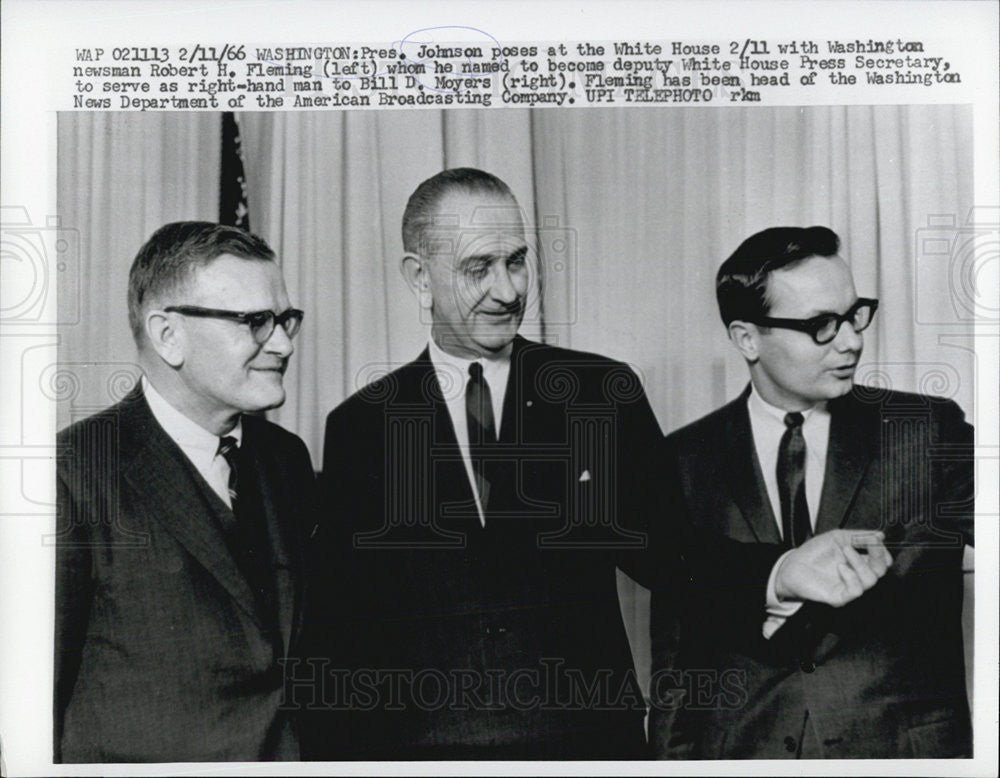 1966 Press Photo President Johnson Poses at White house With Newsmen - Historic Images