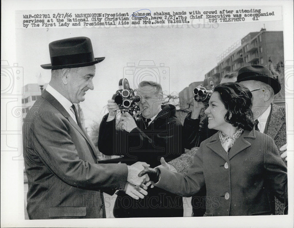 1966 Press Photo President Johnson shakes hands with the crowd - Historic Images