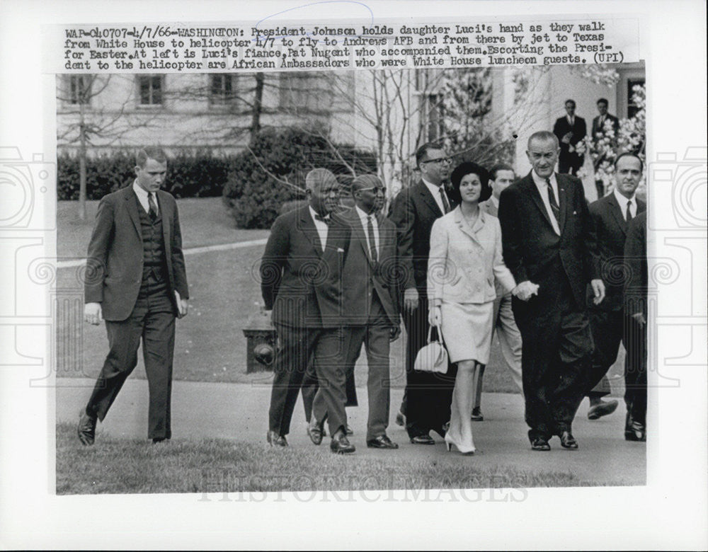 1966 Press Photo President Johnson holds daughters hand as they walk - Historic Images