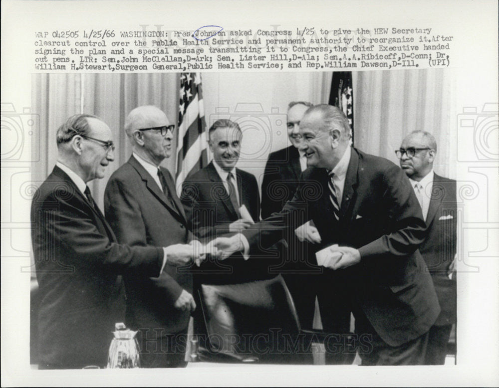 1966 Press Photo President Johnson speaking handing out pens after speaking - Historic Images