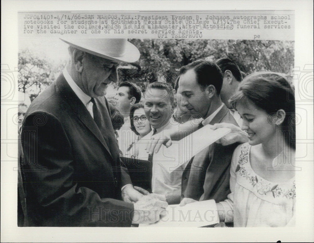 1966 Press Photo Autographs School Notebooks for Students at Texas State College - Historic Images