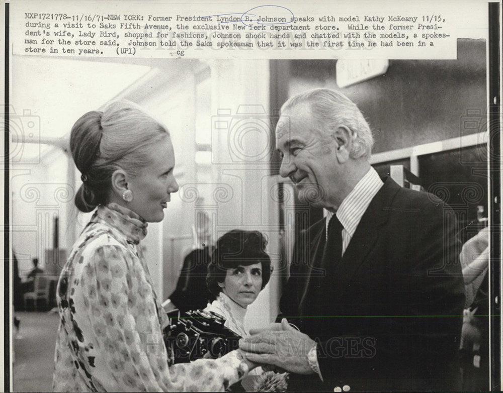 1971 Press Photo Former President Johnson speaks with model Kathy McKeany - Historic Images