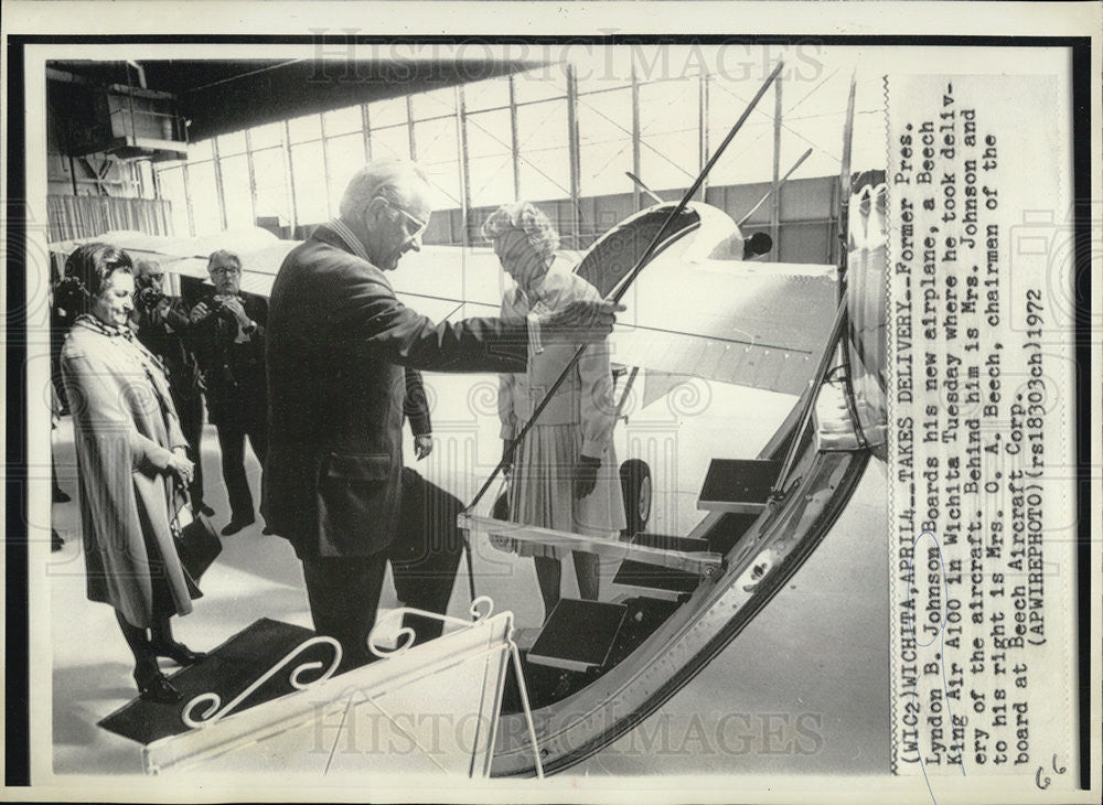 1972 Press Photo President Johnson Boards His New Airplane in Wichita Kansas - Historic Images