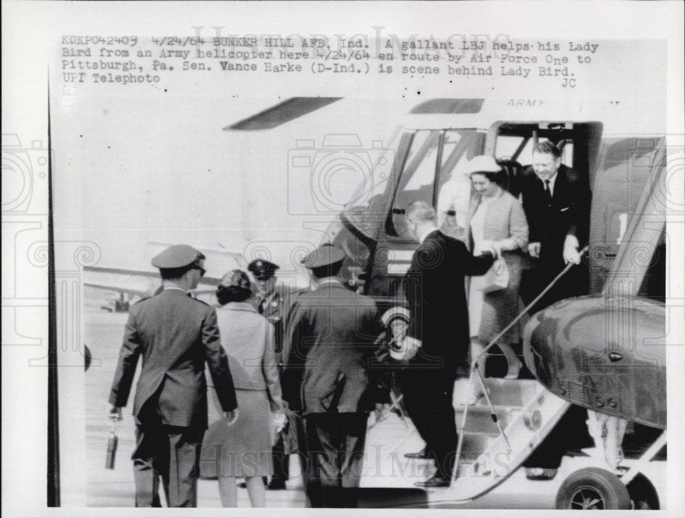 1964 Press Photo President Johnson helps Wife out of Army Helicopter - Historic Images