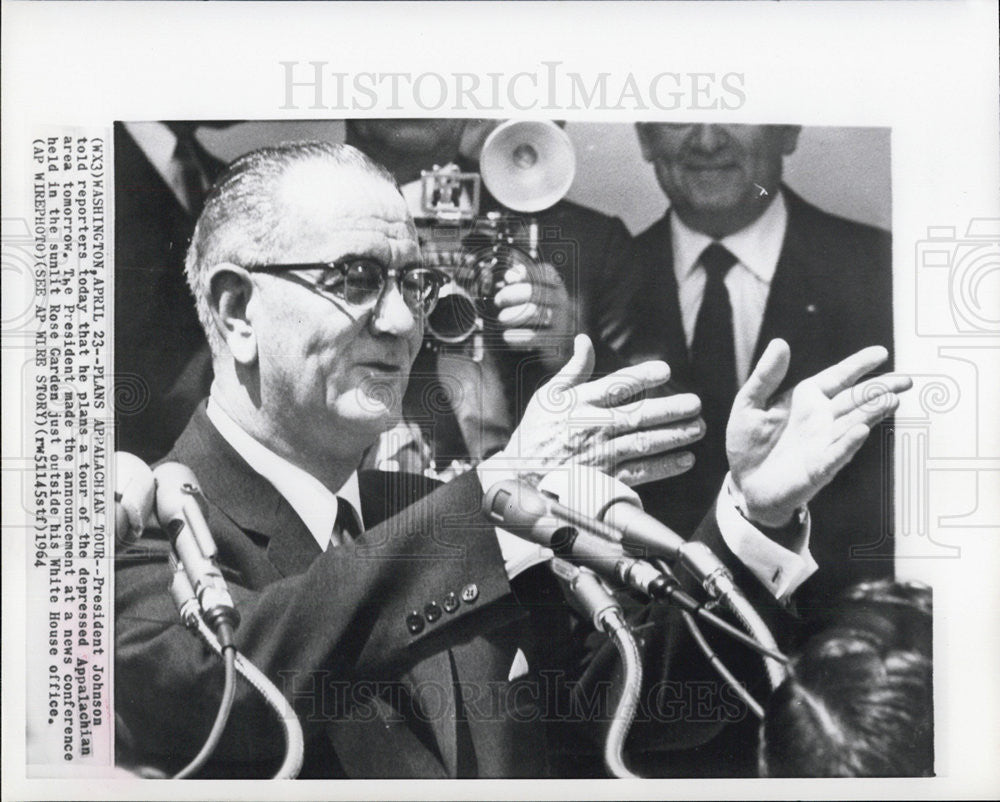 1964 Press Photo President Johnson Talks to Reporters about upcoming Tour - Historic Images