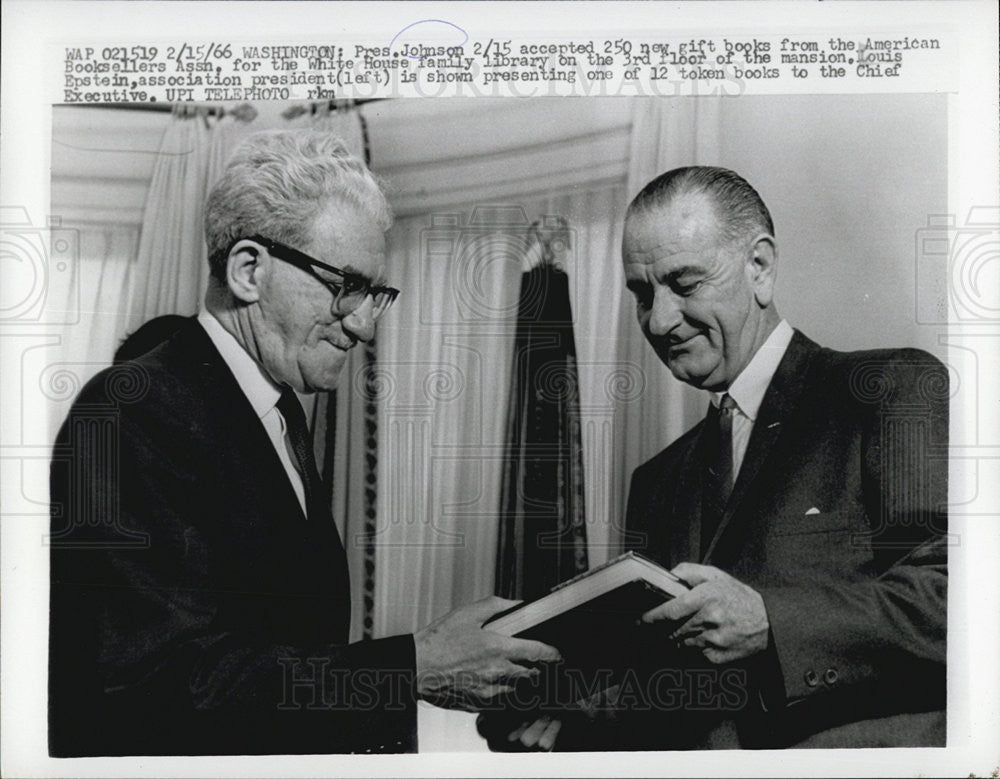 1966 Press Photo Pres Johnson Accepts Gift Books - Historic Images