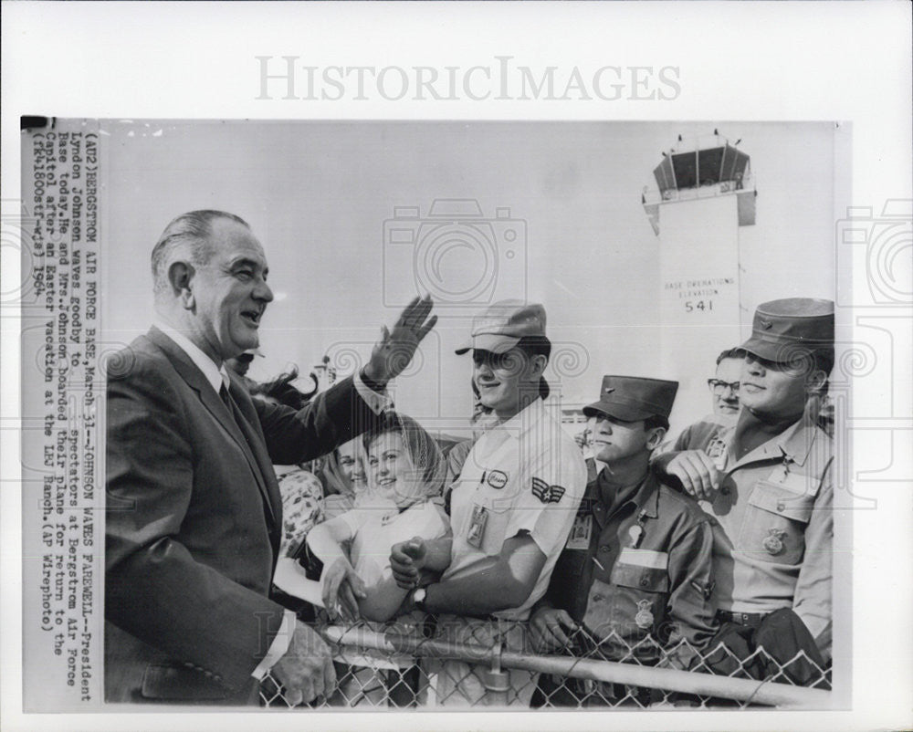 1964 Press Photo Pres Johnson waves to crowd - Historic Images