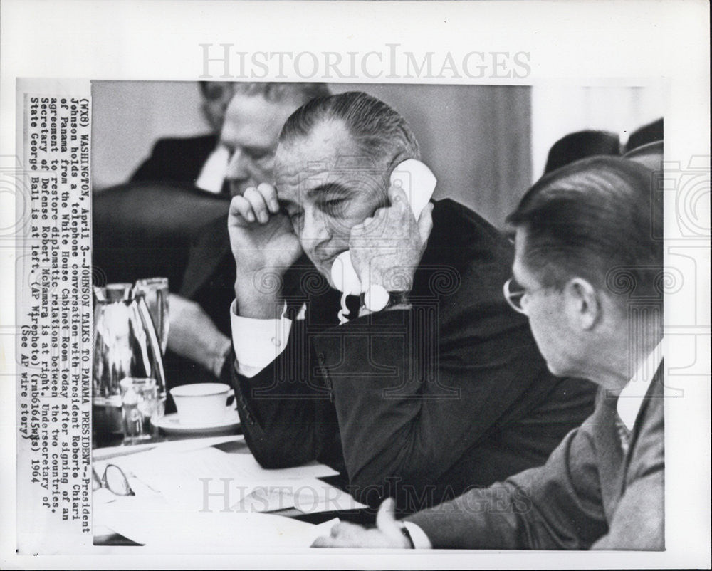 1964 Press Photo Pres Johnson on Phone - Historic Images