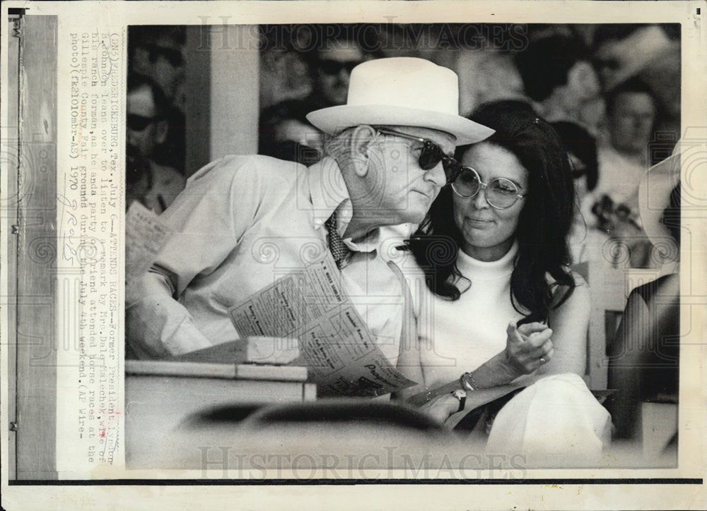 1970 Press Photo Pres Johnson listens to remarks - Historic Images