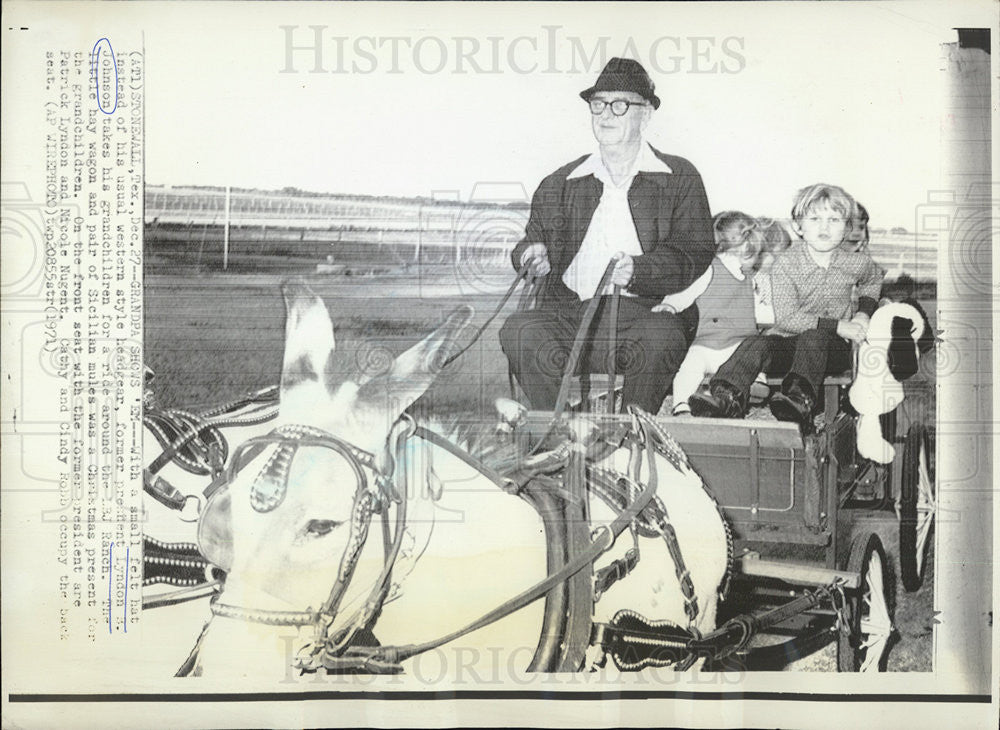 1971 Press Photo Pres Johnson takes a ride with grandchildren - Historic Images