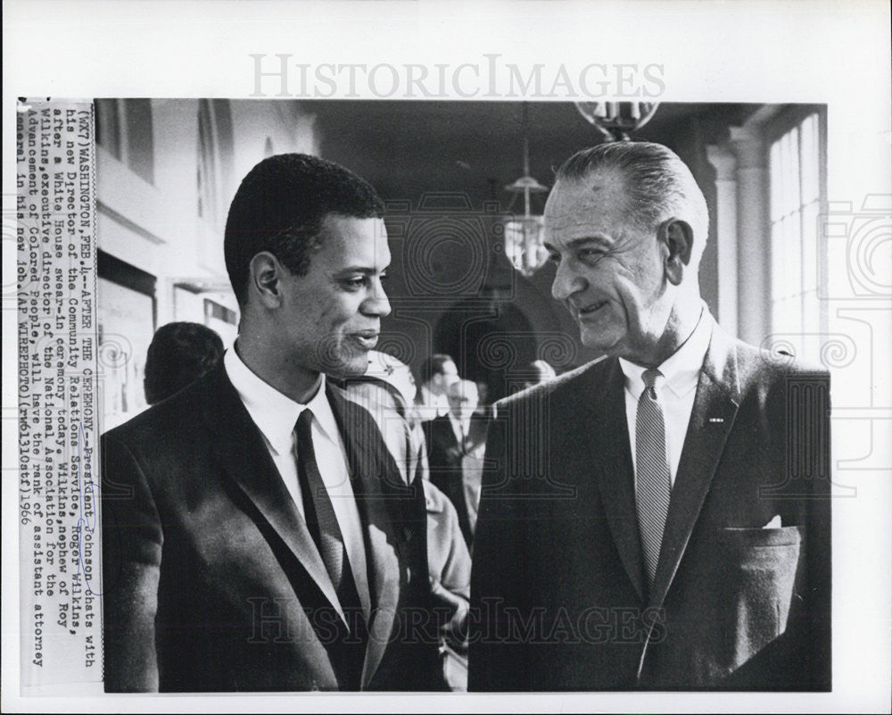 1966 Press Photo Pres Johnson and Director of community relations - Historic Images