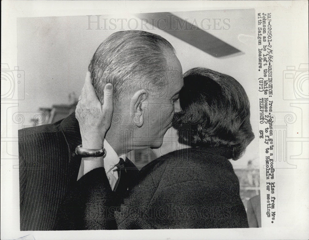 1966 Press Photo LBJ goodbye kiss - Historic Images